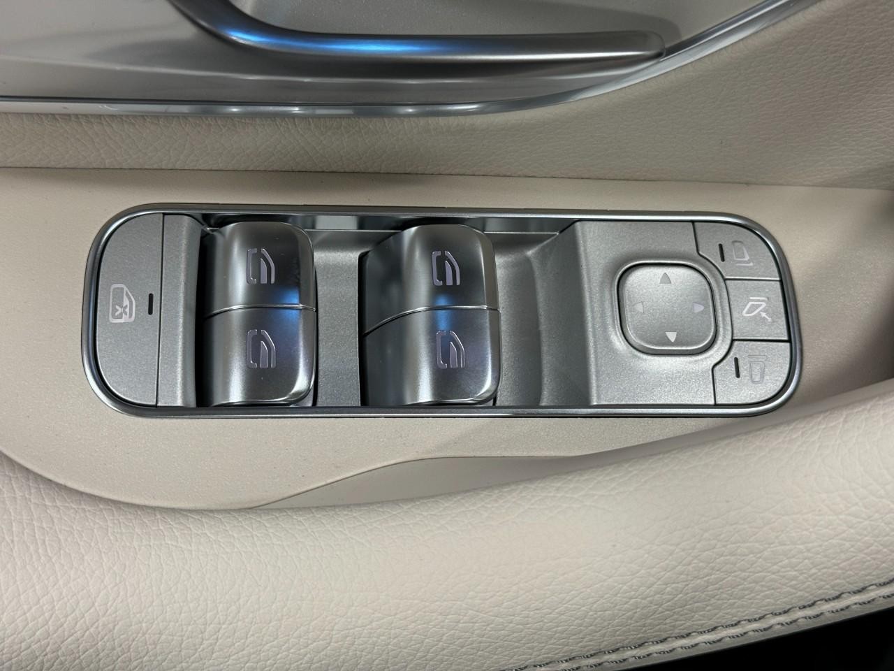 Mercedes-Benz GLE Vehicle Full-screen Gallery Image 27