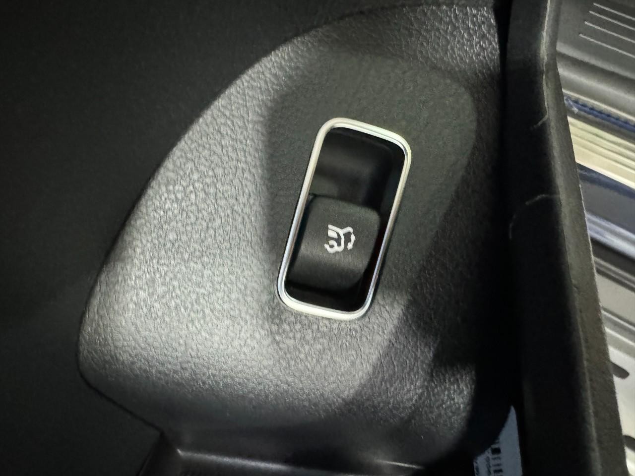 Mercedes-Benz GLE Vehicle Full-screen Gallery Image 28