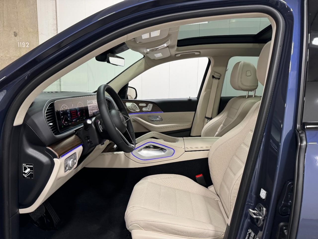 Mercedes-Benz GLE Vehicle Full-screen Gallery Image 29