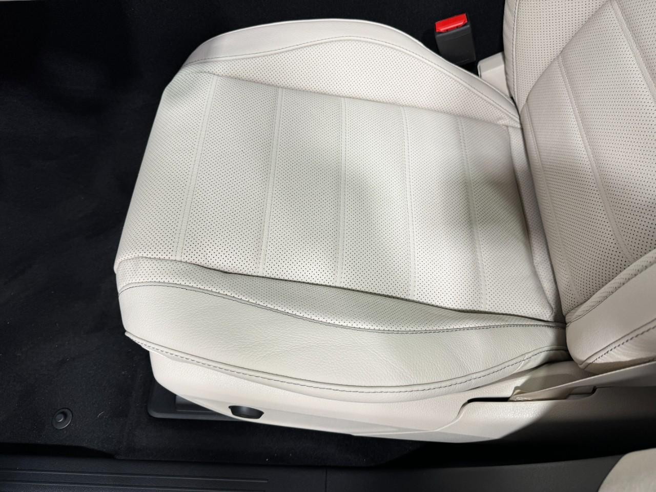 Mercedes-Benz GLE Vehicle Full-screen Gallery Image 30