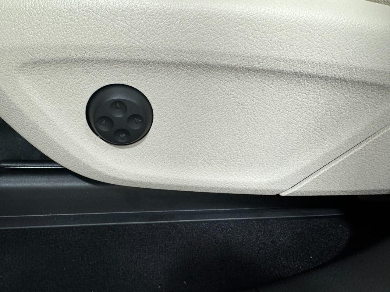 Mercedes-Benz GLE Vehicle Full-screen Gallery Image 31