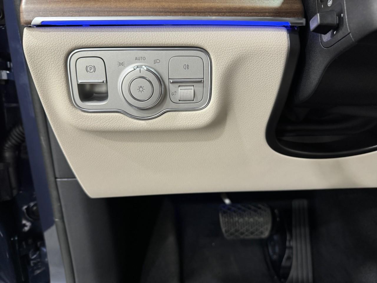 Mercedes-Benz GLE Vehicle Full-screen Gallery Image 32