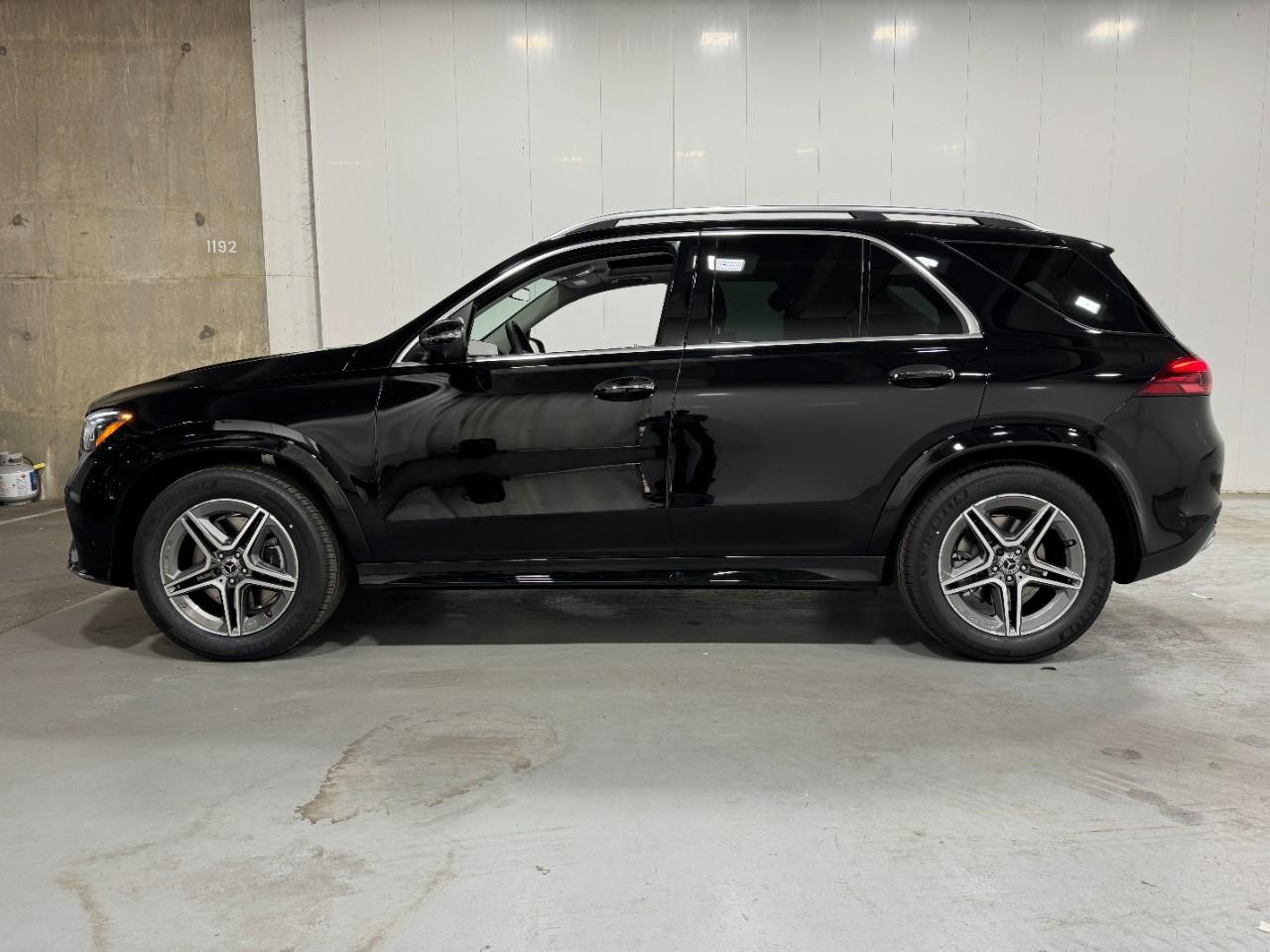 Mercedes-Benz GLE Vehicle Full-screen Gallery Image 2