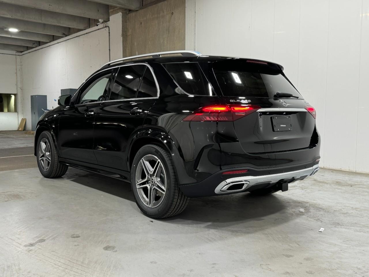 Mercedes-Benz GLE Vehicle Full-screen Gallery Image 3