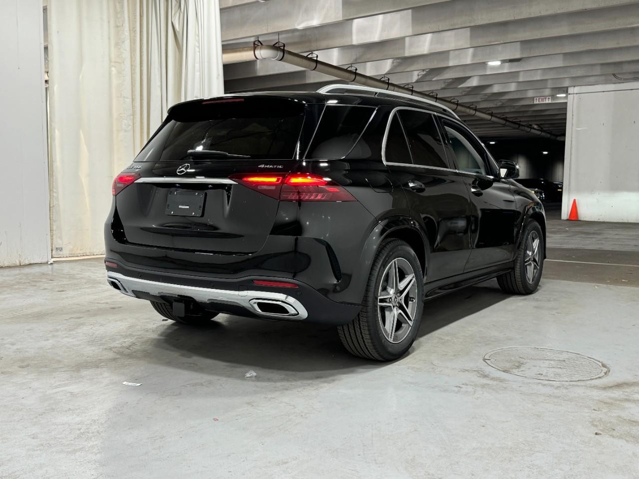 Mercedes-Benz GLE Vehicle Full-screen Gallery Image 4