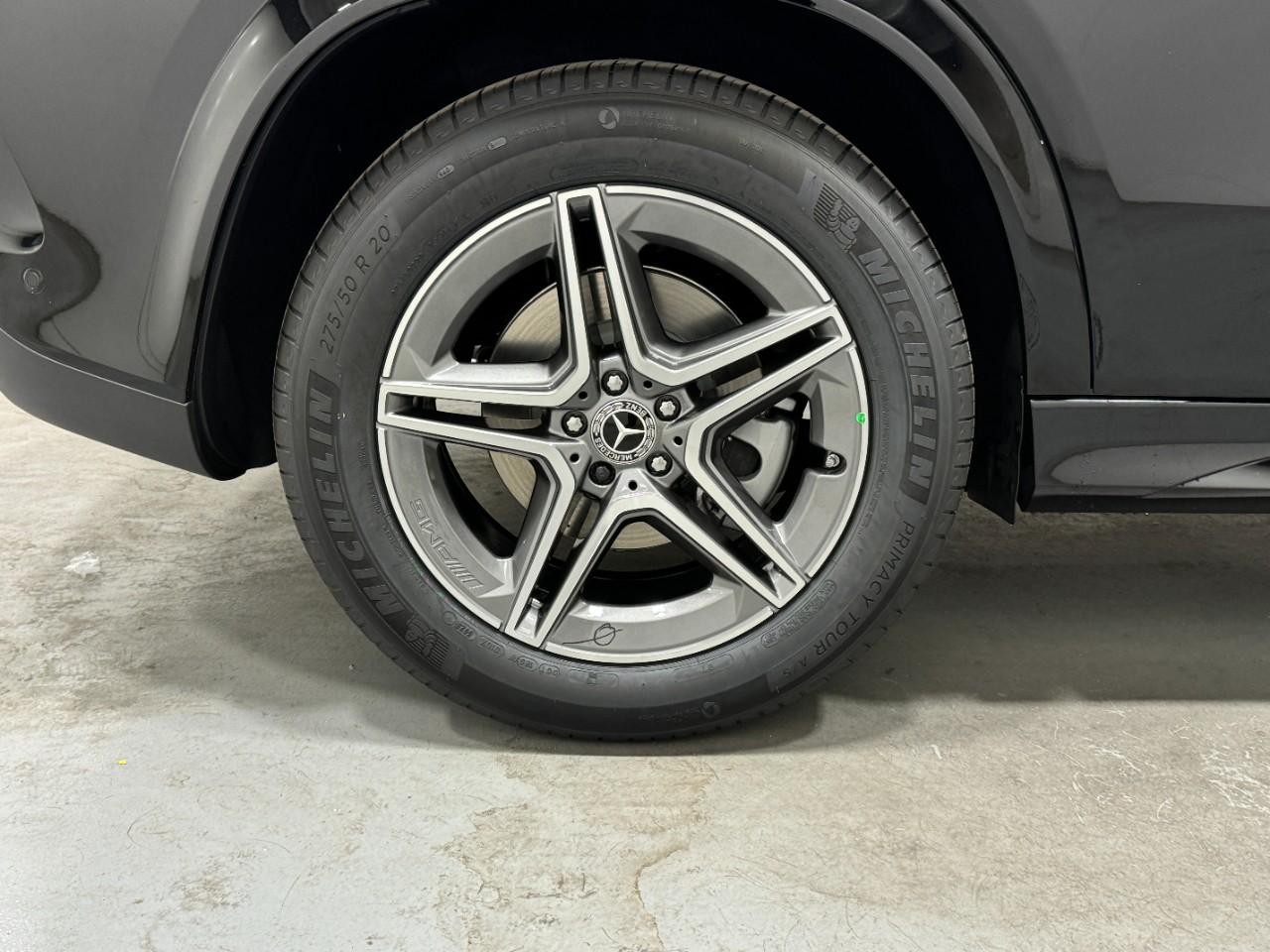 Mercedes-Benz GLE Vehicle Full-screen Gallery Image 5