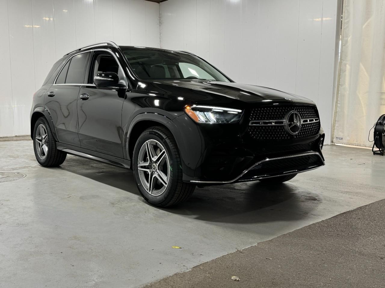 Mercedes-Benz GLE Vehicle Full-screen Gallery Image 6