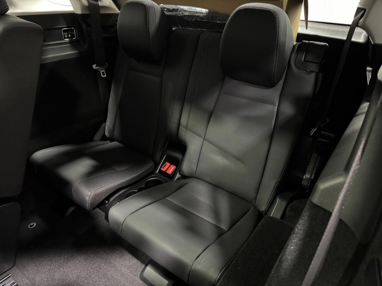 Mercedes-Benz GLE Vehicle Full-screen Gallery Image 8