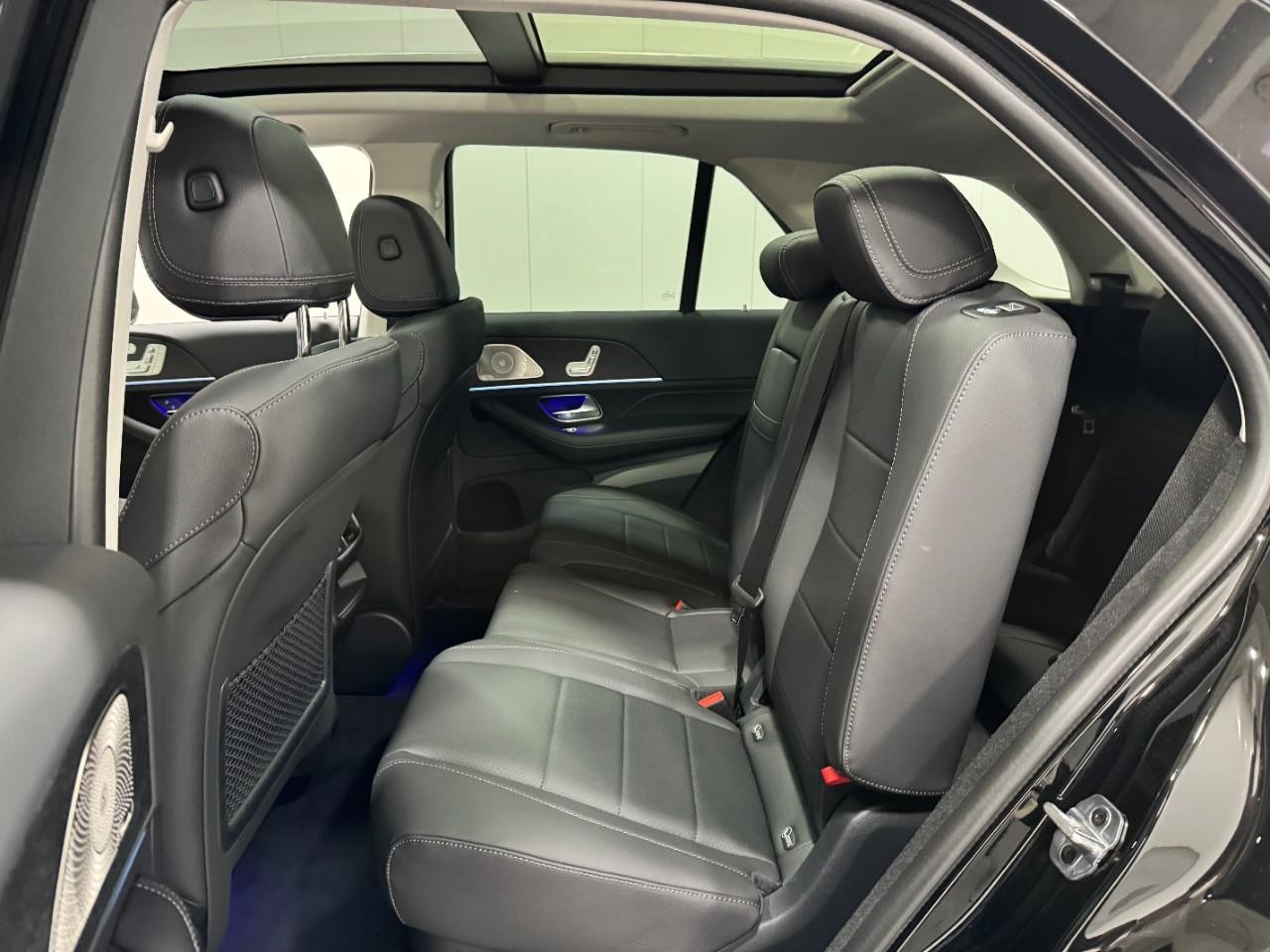 Mercedes-Benz GLE Vehicle Full-screen Gallery Image 9