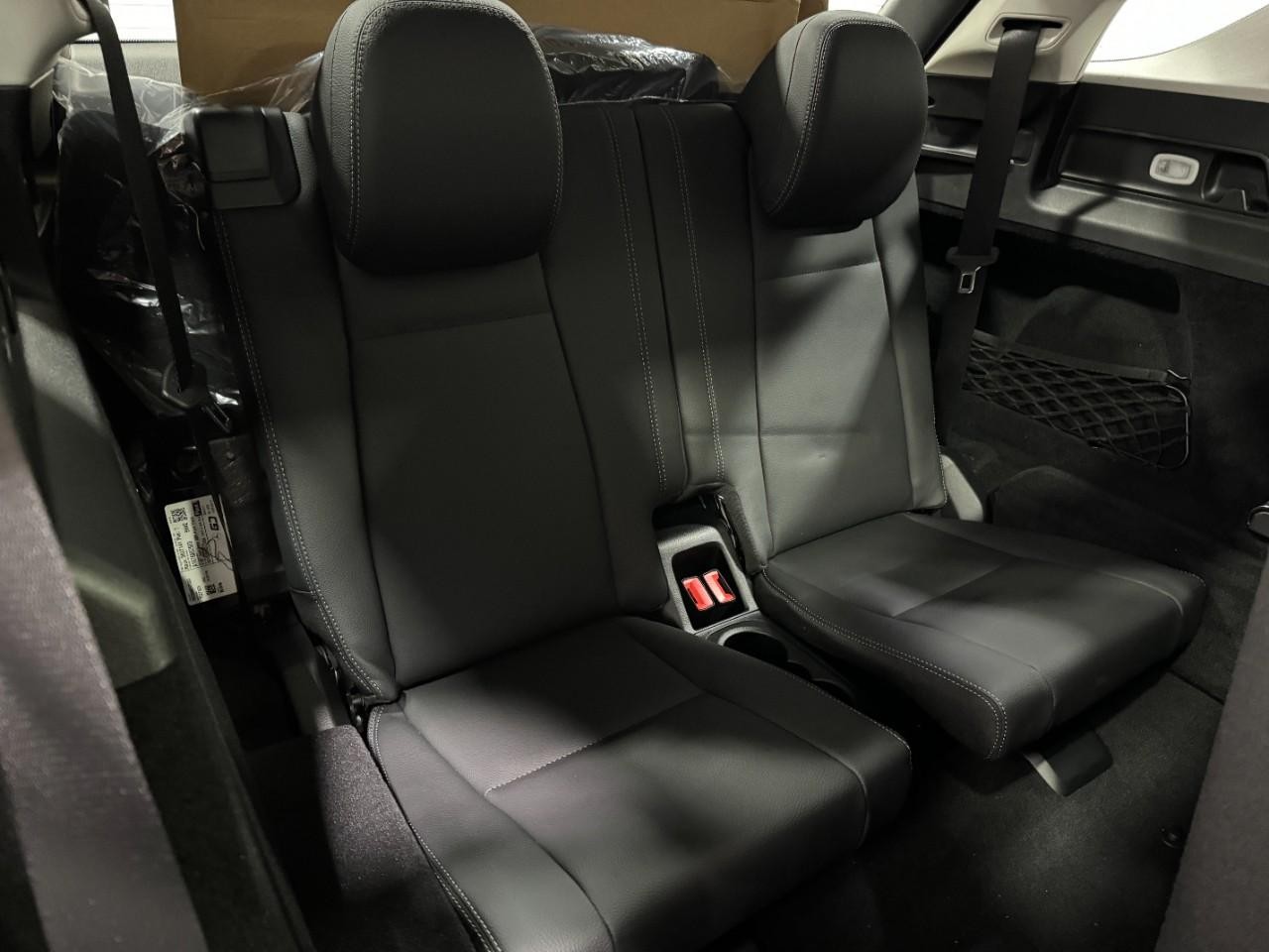 Mercedes-Benz GLE Vehicle Full-screen Gallery Image 11