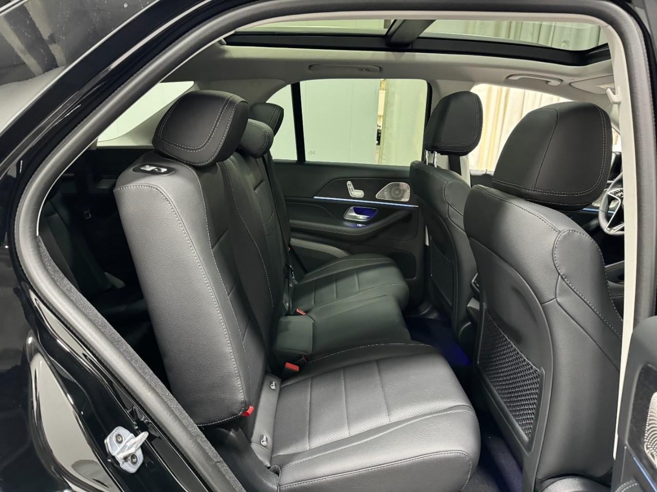 Mercedes-Benz GLE Vehicle Full-screen Gallery Image 12