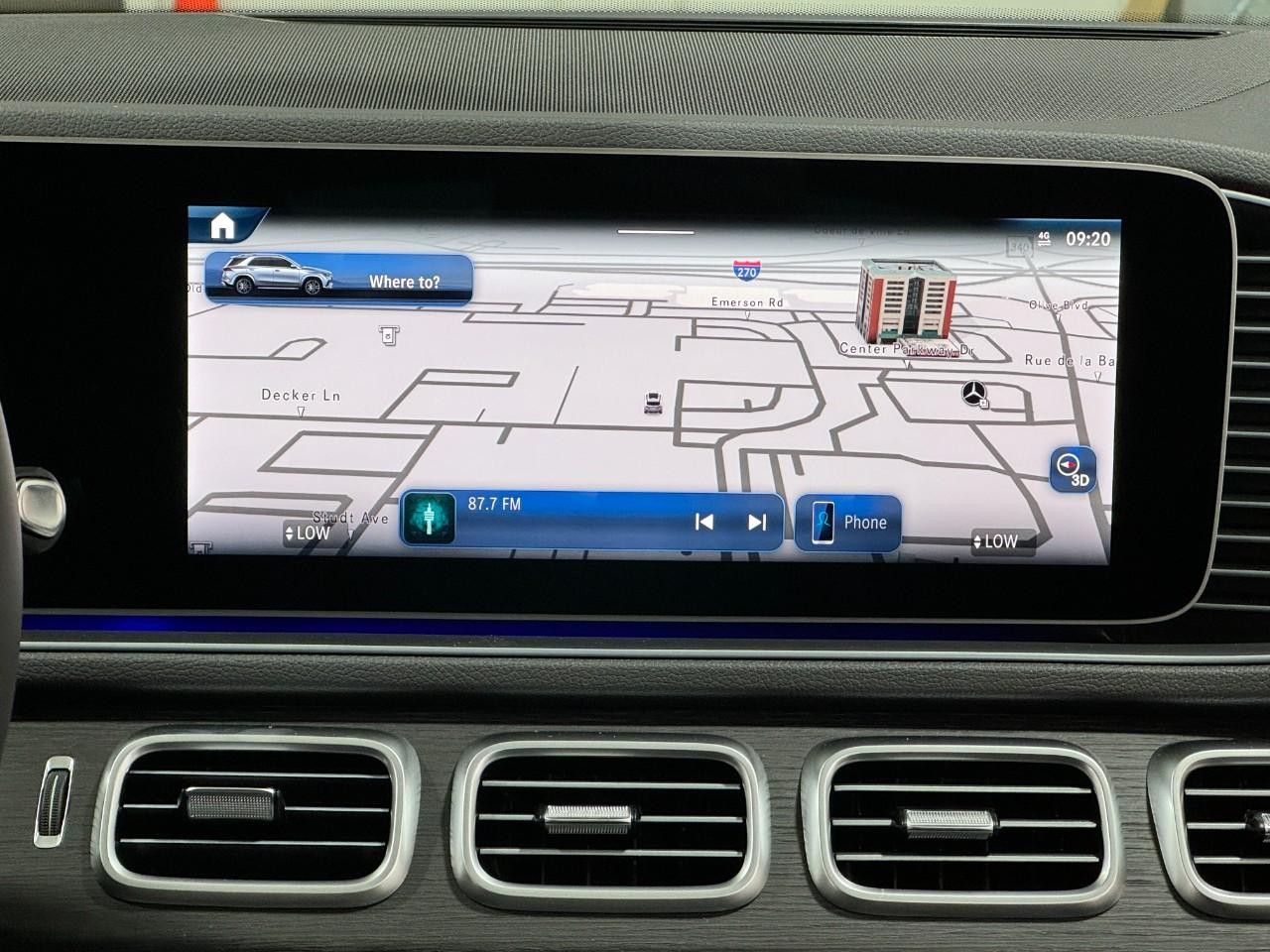 Mercedes-Benz GLE Vehicle Full-screen Gallery Image 16