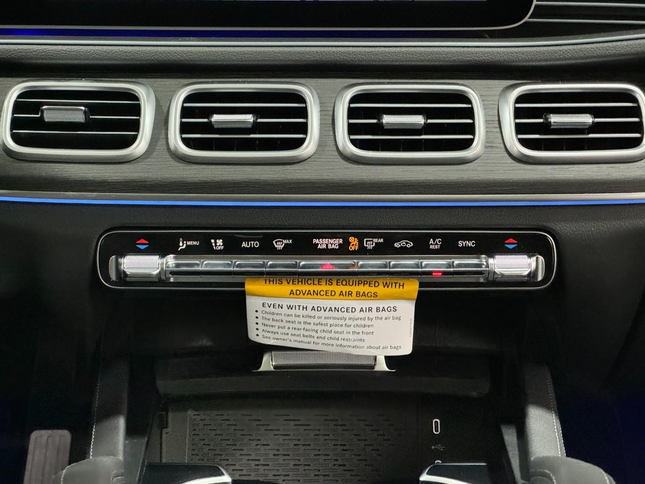 Mercedes-Benz GLE Vehicle Full-screen Gallery Image 17