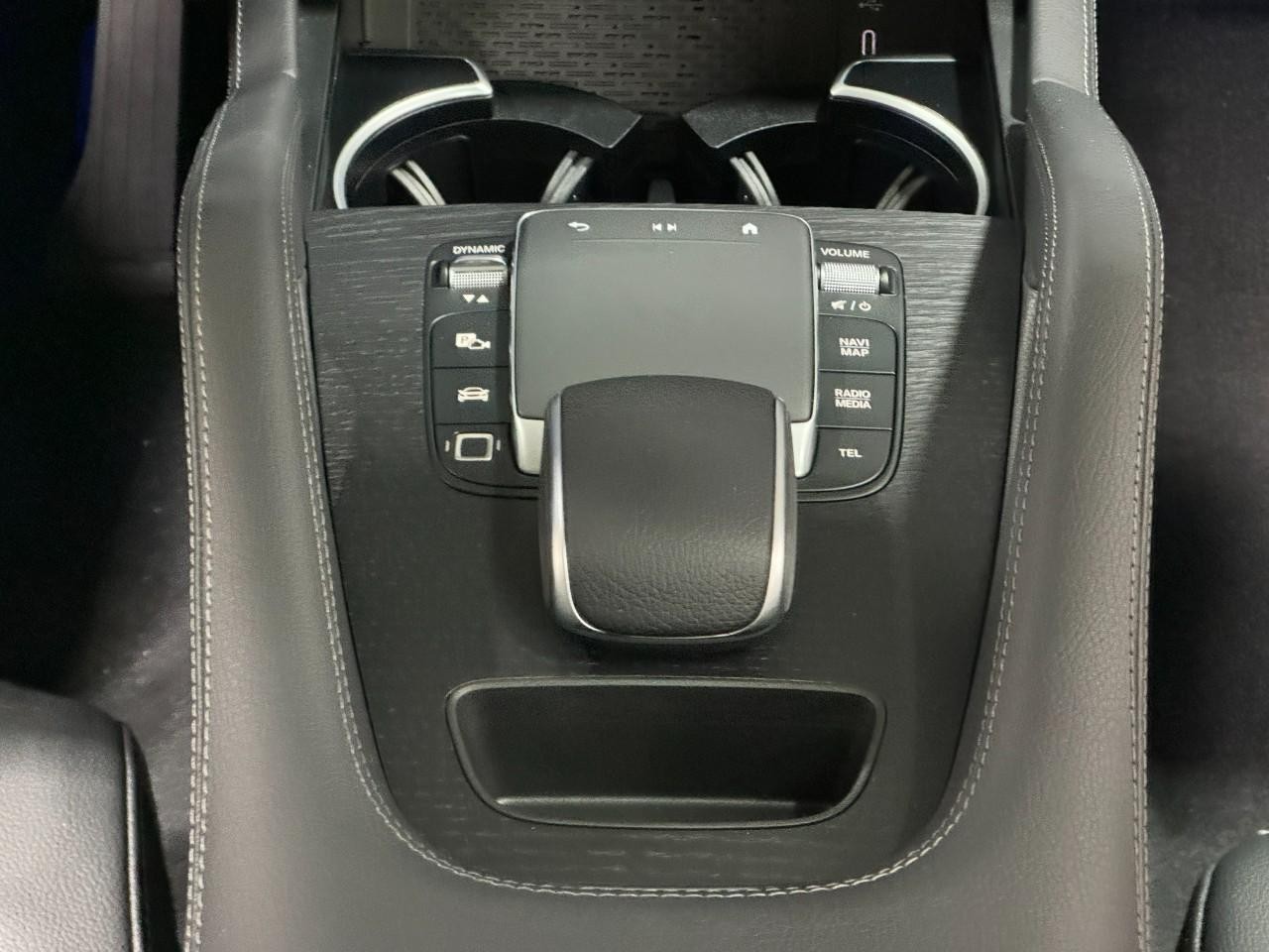 Mercedes-Benz GLE Vehicle Full-screen Gallery Image 18