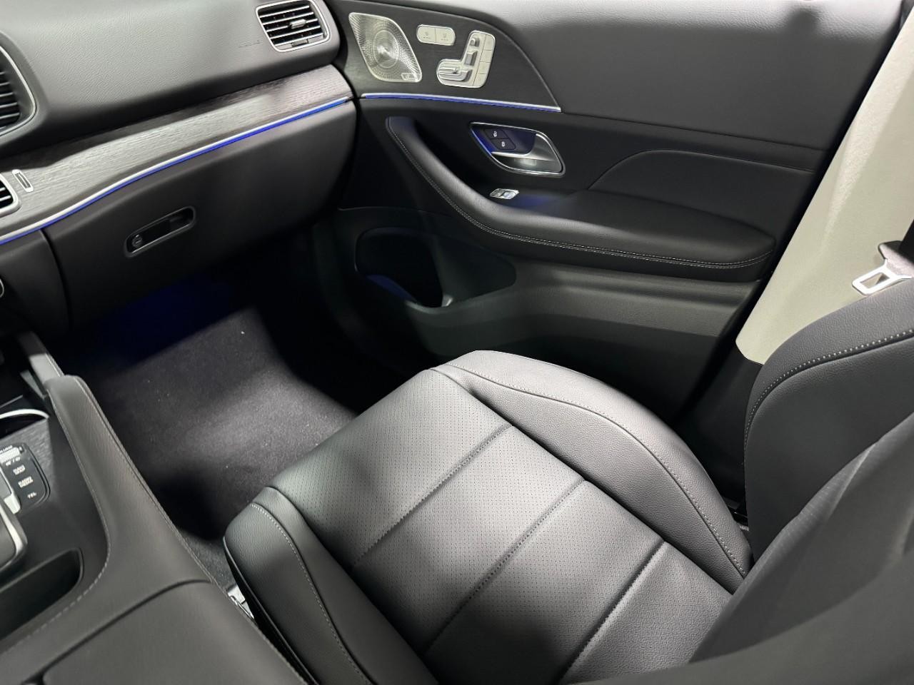 Mercedes-Benz GLE Vehicle Full-screen Gallery Image 19