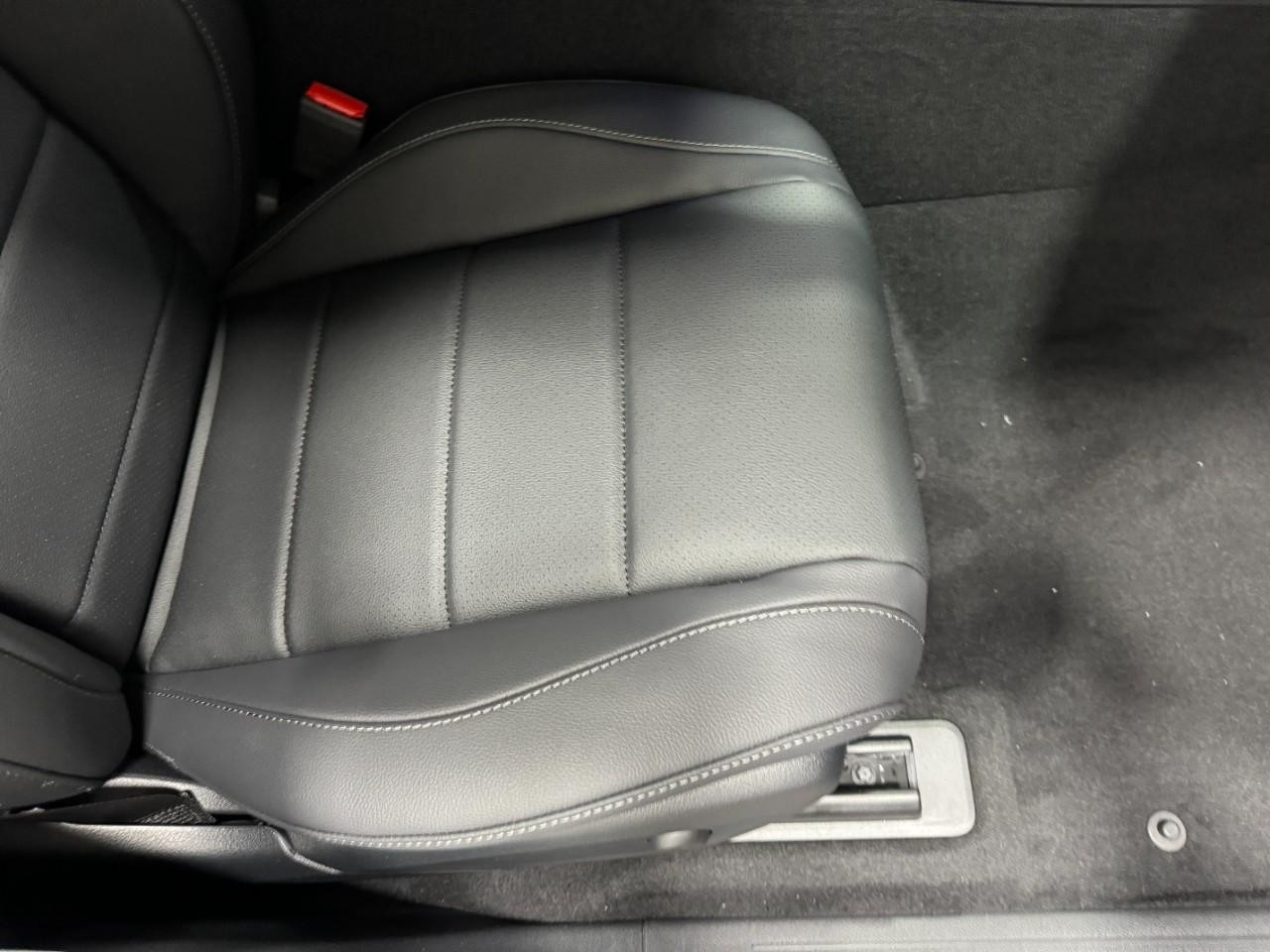 Mercedes-Benz GLE Vehicle Full-screen Gallery Image 21