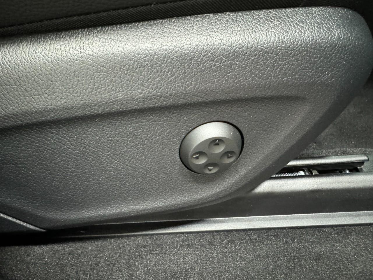 Mercedes-Benz GLE Vehicle Full-screen Gallery Image 22