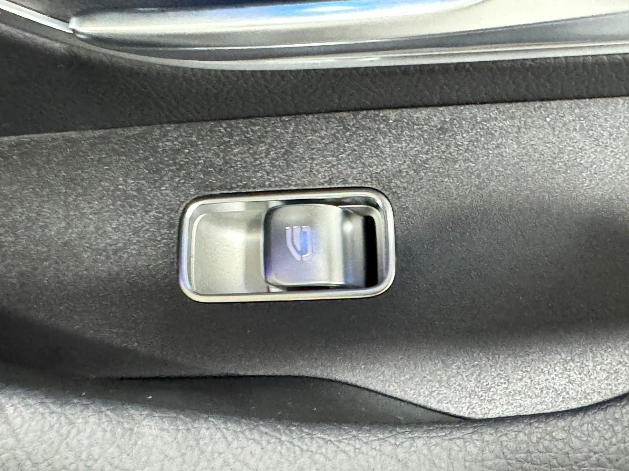 Mercedes-Benz GLE Vehicle Full-screen Gallery Image 25