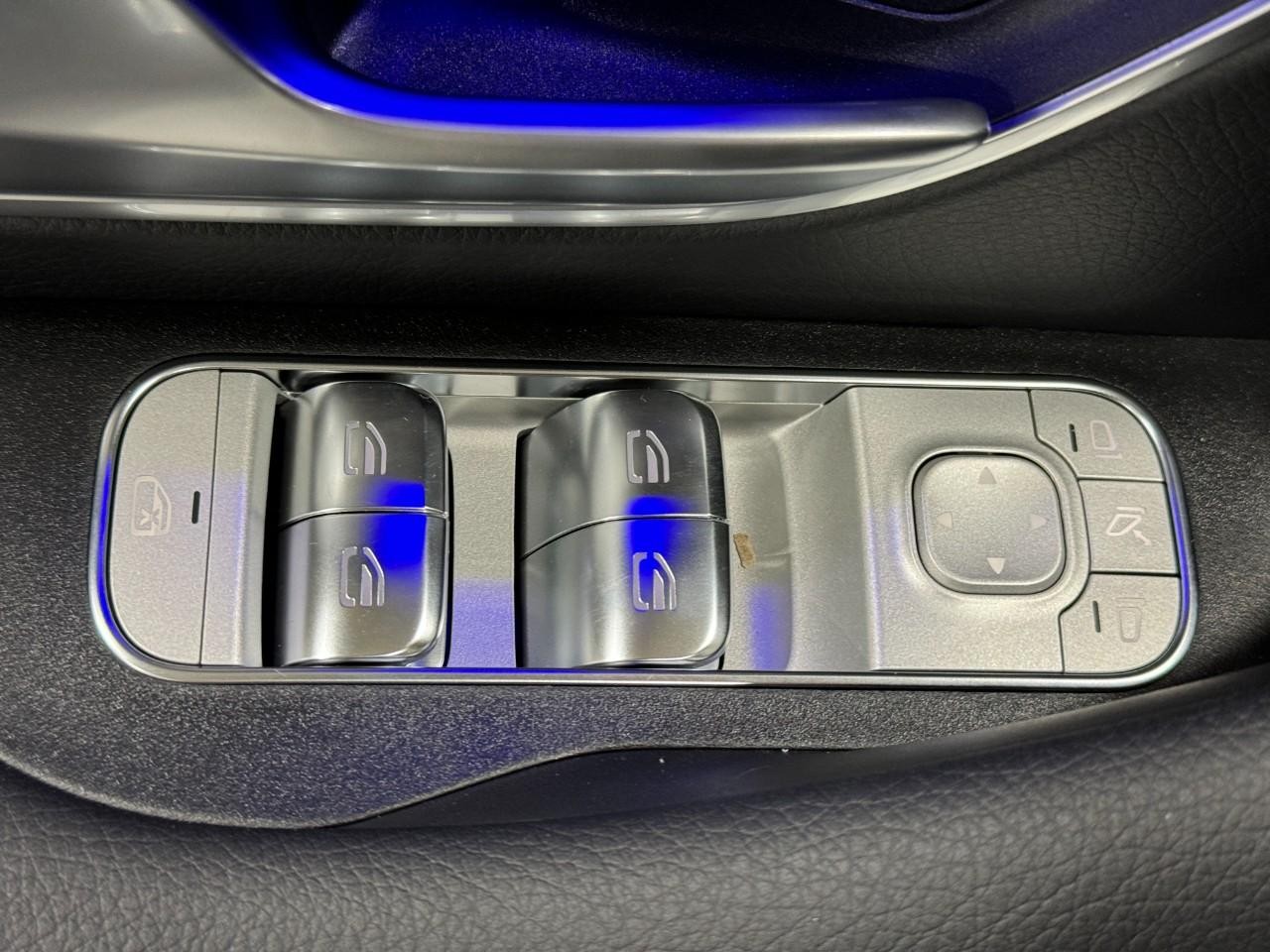 Mercedes-Benz GLE Vehicle Full-screen Gallery Image 29