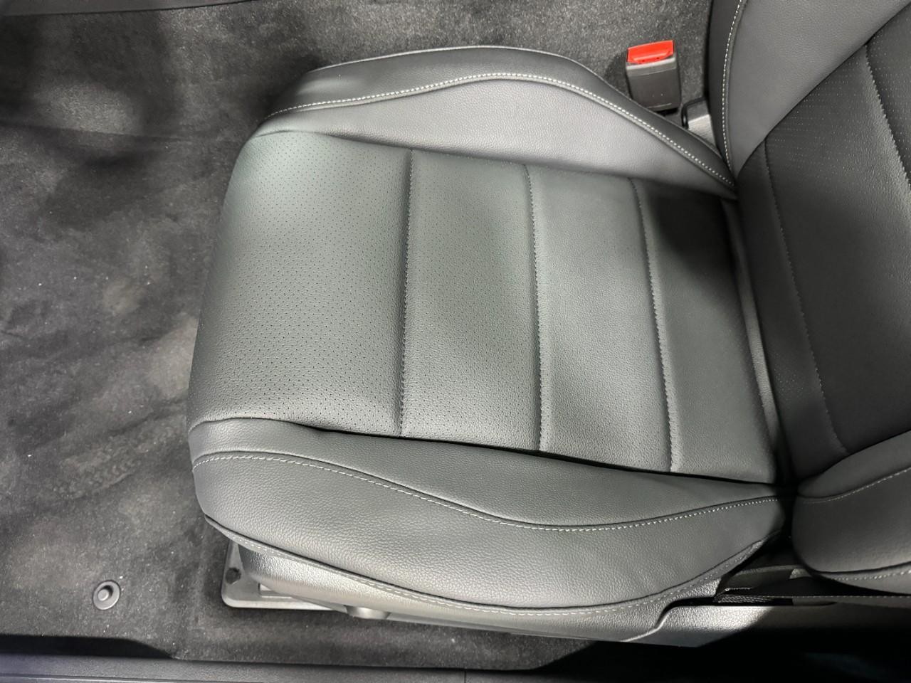 Mercedes-Benz GLE Vehicle Full-screen Gallery Image 32