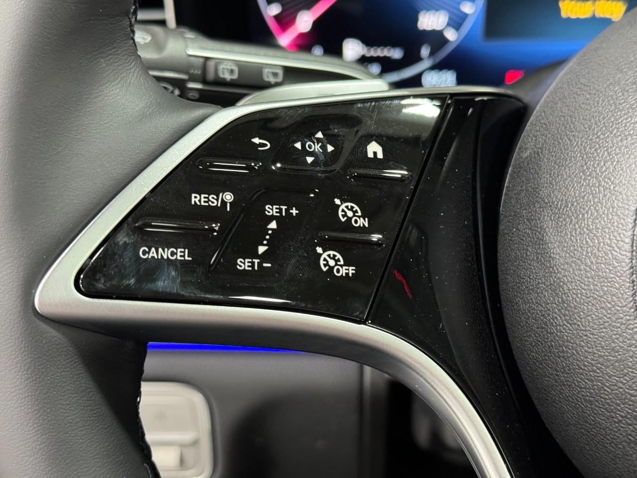 Mercedes-Benz GLE Vehicle Full-screen Gallery Image 35