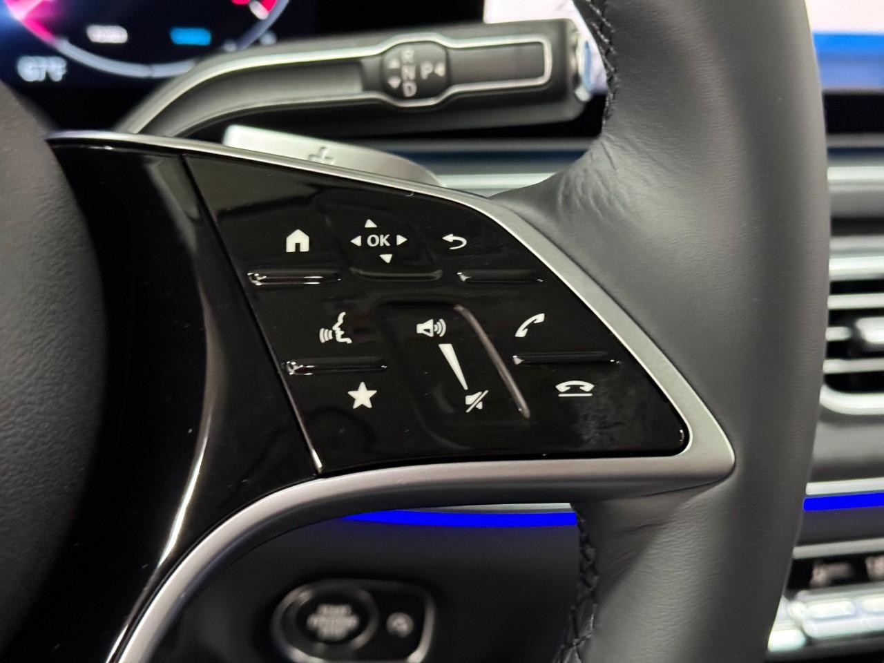 Mercedes-Benz GLE Vehicle Full-screen Gallery Image 36