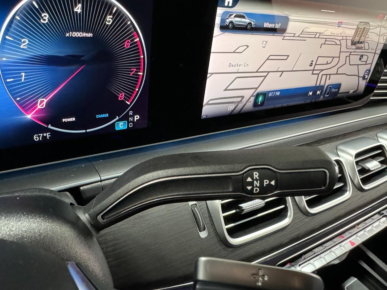 Mercedes-Benz GLE Vehicle Full-screen Gallery Image 38