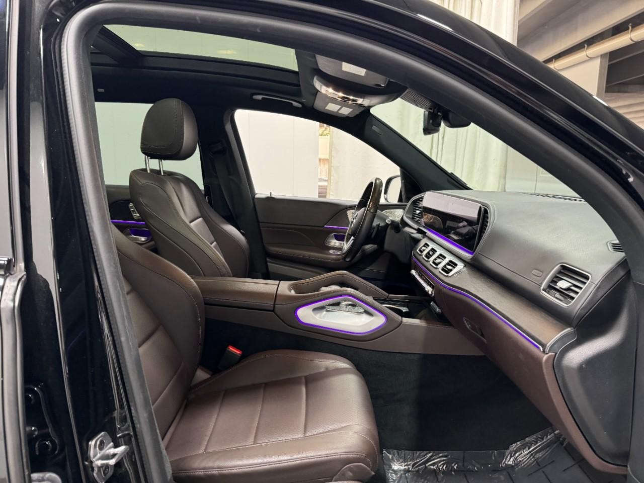 Mercedes-Benz GLS Vehicle Full-screen Gallery Image 21