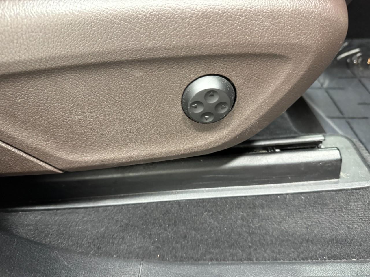 Mercedes-Benz GLS Vehicle Full-screen Gallery Image 23