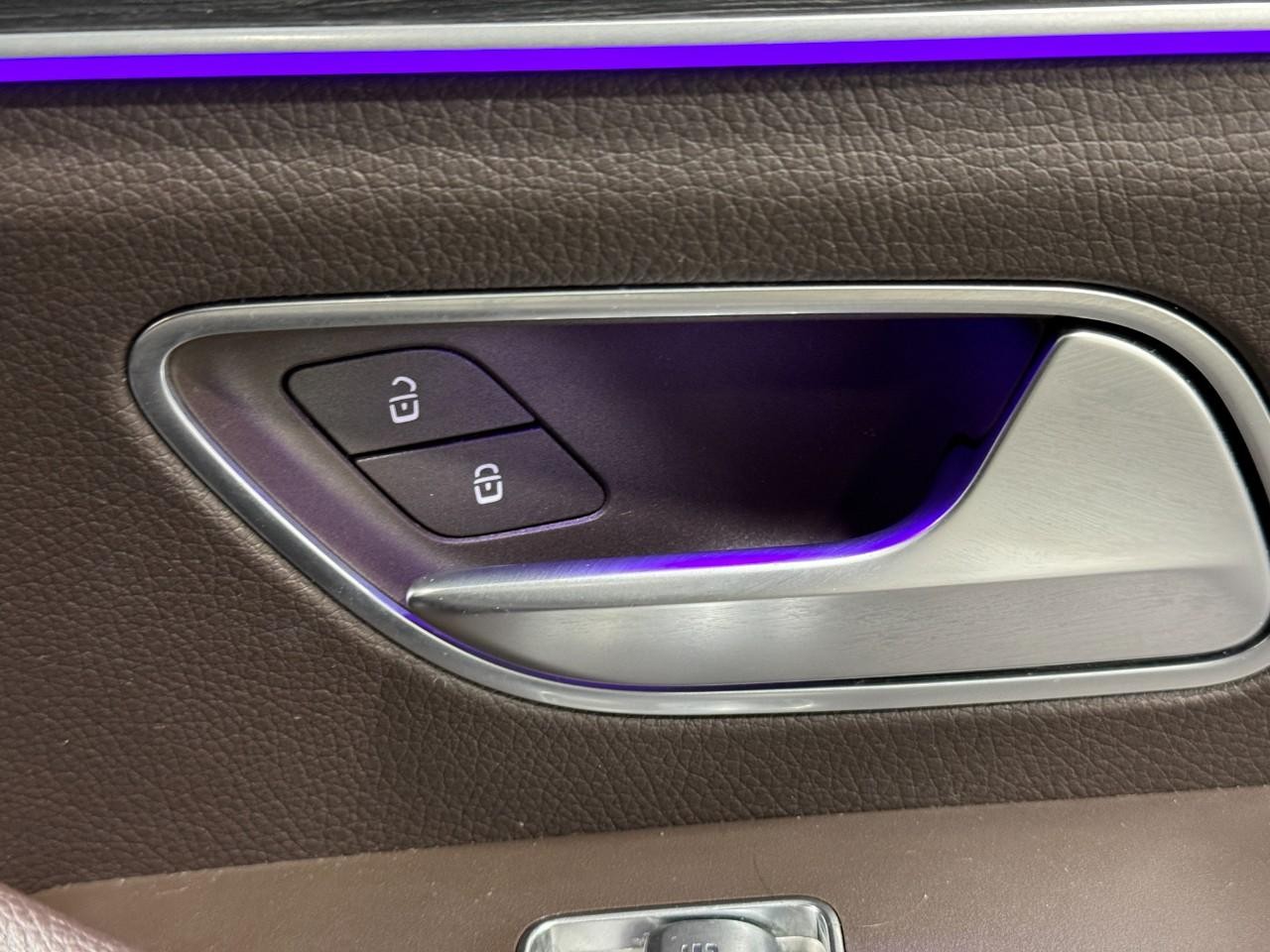 Mercedes-Benz GLS Vehicle Full-screen Gallery Image 25