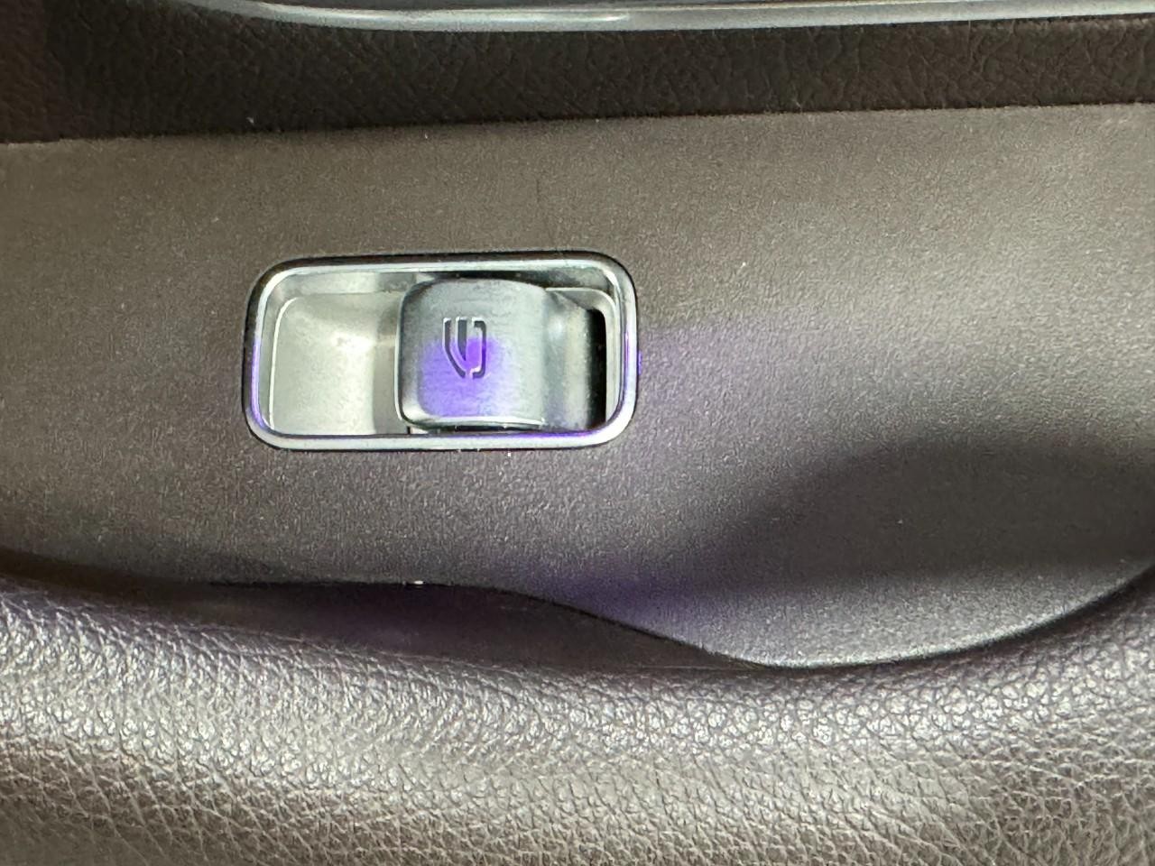 Mercedes-Benz GLS Vehicle Full-screen Gallery Image 26