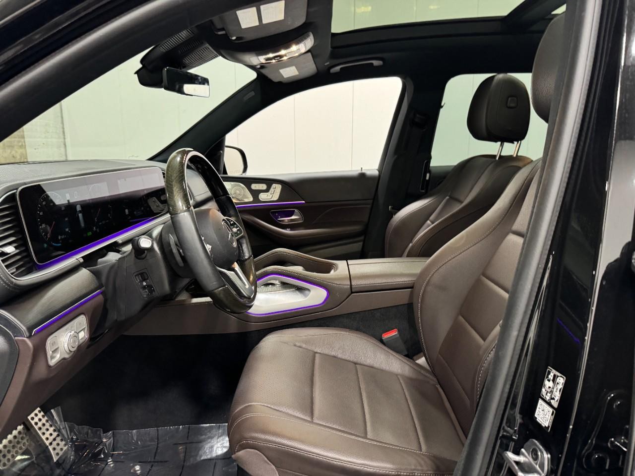 Mercedes-Benz GLS Vehicle Full-screen Gallery Image 32