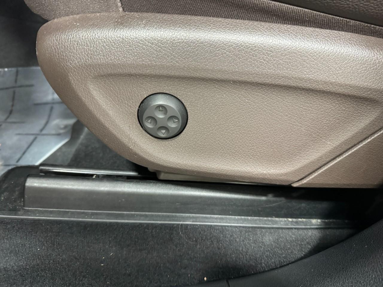 Mercedes-Benz GLS Vehicle Full-screen Gallery Image 34