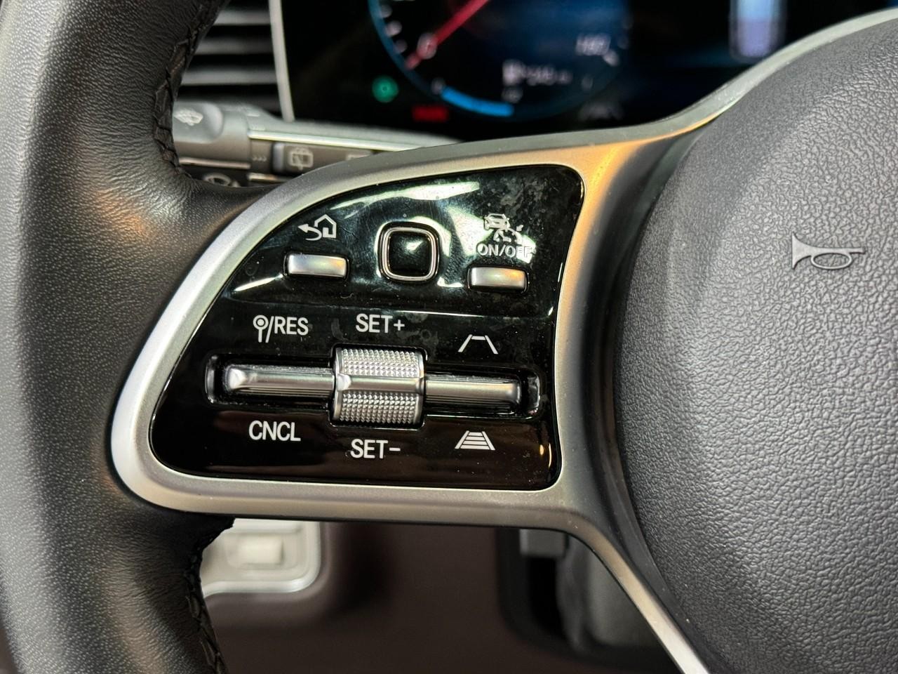 Mercedes-Benz GLS Vehicle Full-screen Gallery Image 36