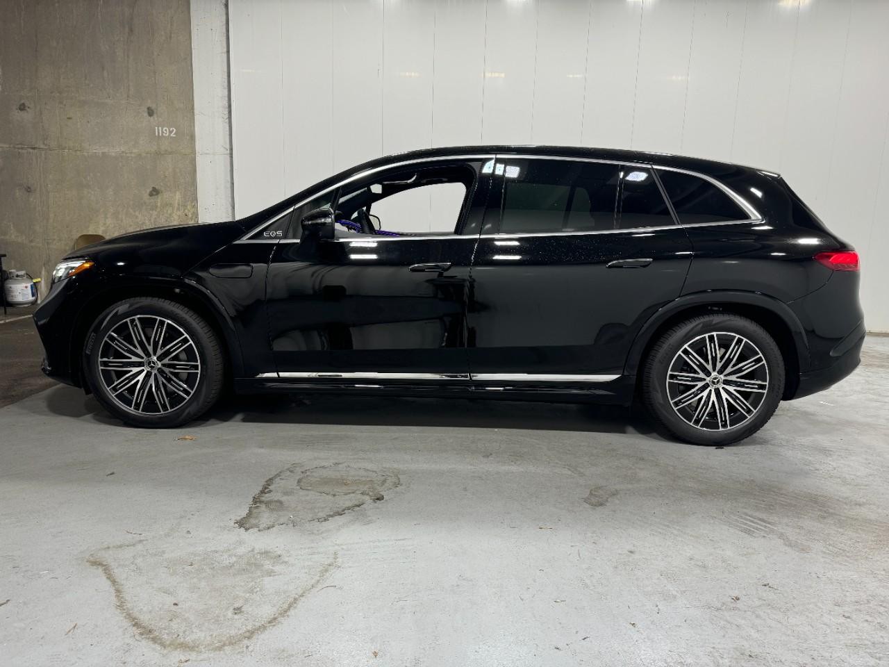 Mercedes-Benz EQS Vehicle Full-screen Gallery Image 2