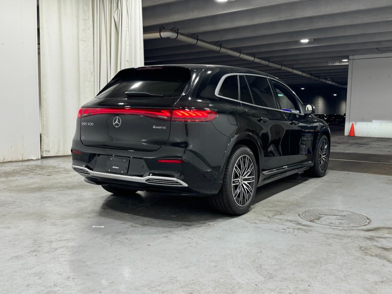 Mercedes-Benz EQS Vehicle Full-screen Gallery Image 4