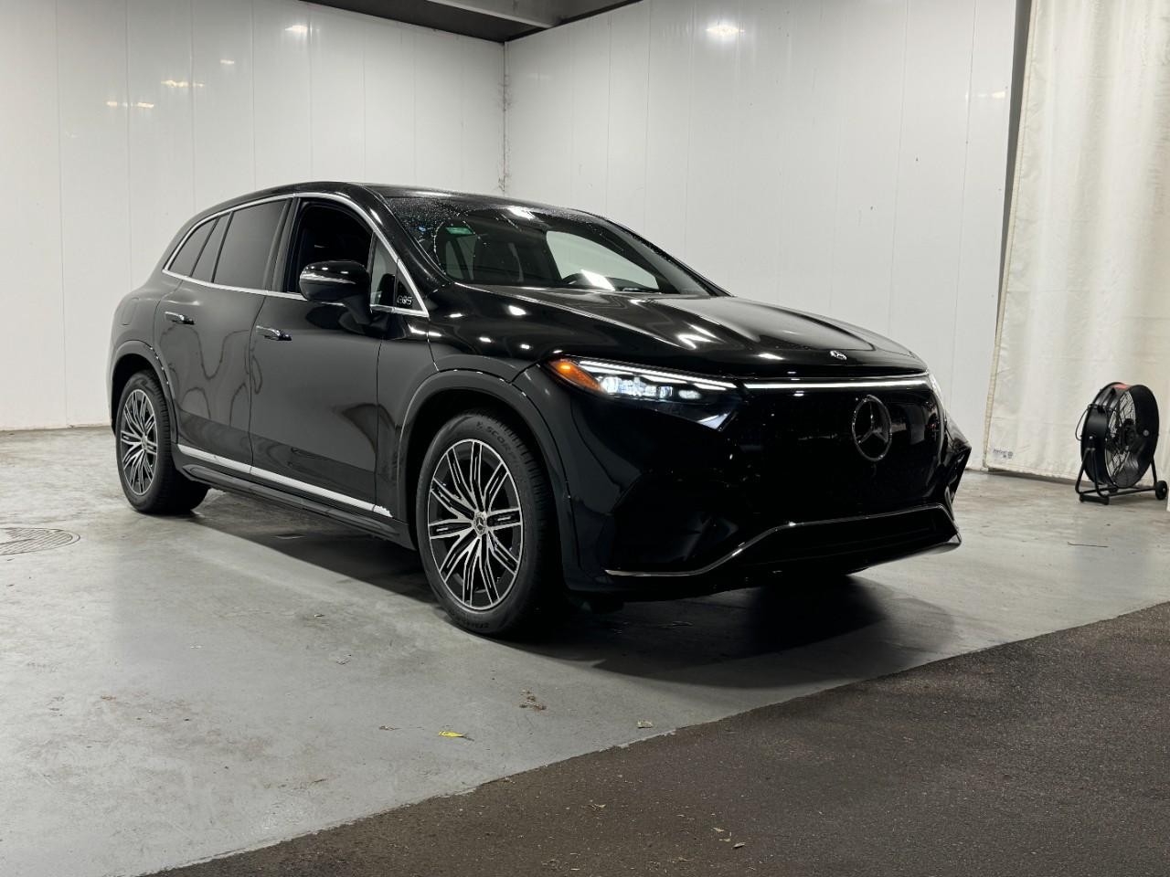 Mercedes-Benz EQS Vehicle Full-screen Gallery Image 6