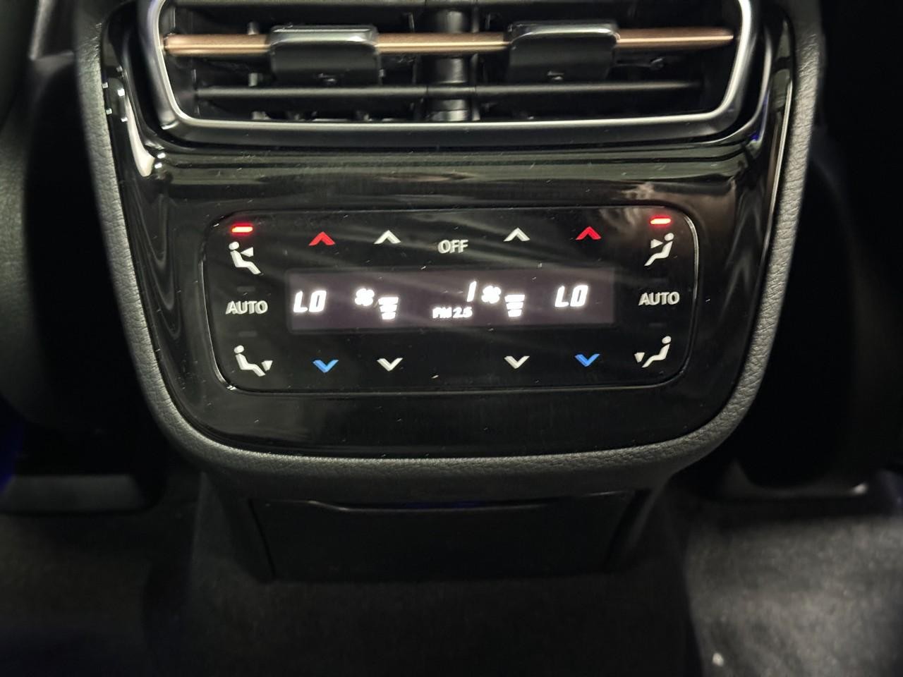 Mercedes-Benz EQS Vehicle Full-screen Gallery Image 11