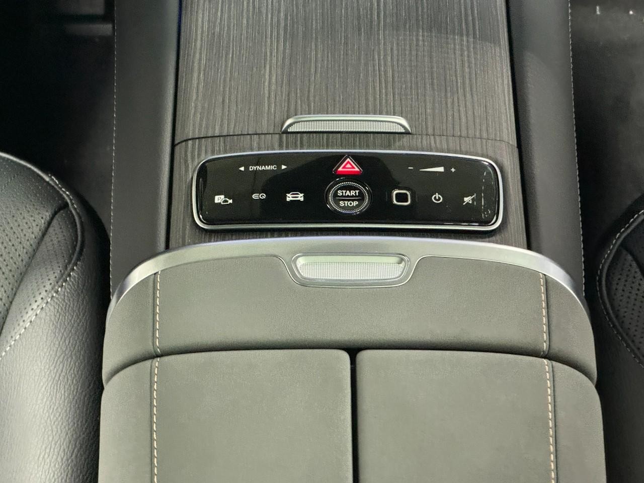 Mercedes-Benz EQS Vehicle Full-screen Gallery Image 16