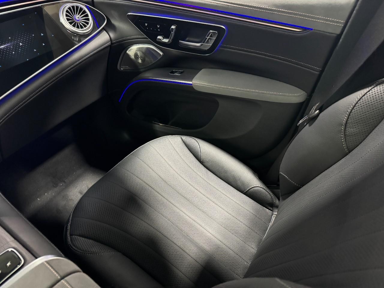 Mercedes-Benz EQS Vehicle Full-screen Gallery Image 17