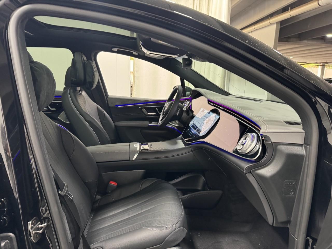 Mercedes-Benz EQS Vehicle Full-screen Gallery Image 18