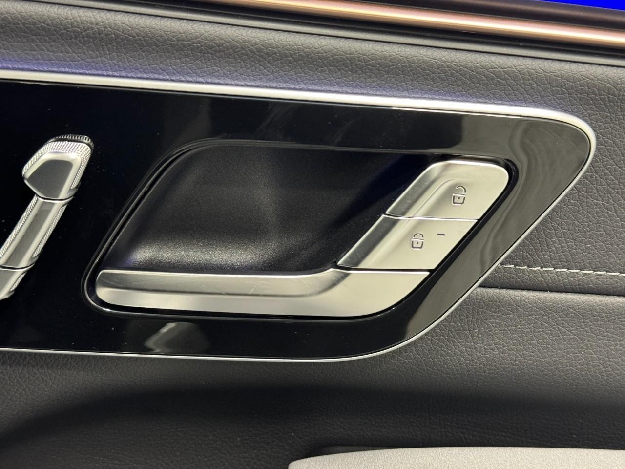 Mercedes-Benz EQS Vehicle Full-screen Gallery Image 21