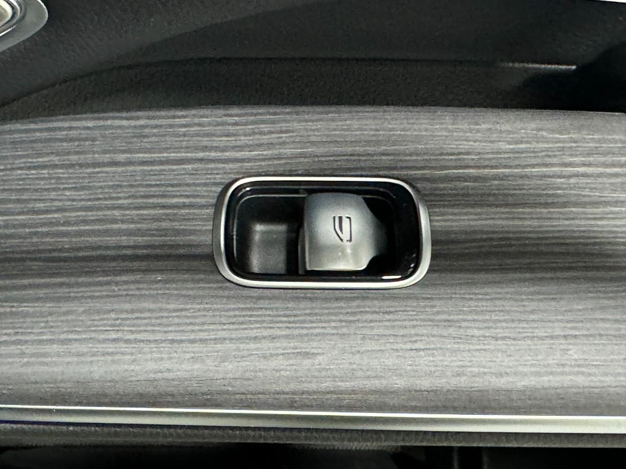 Mercedes-Benz EQS Vehicle Full-screen Gallery Image 22