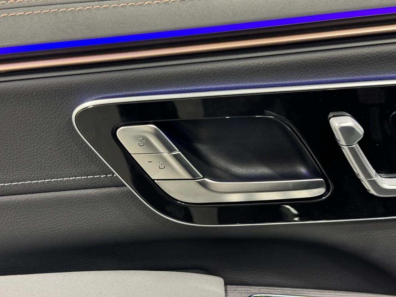 Mercedes-Benz EQS Vehicle Full-screen Gallery Image 24