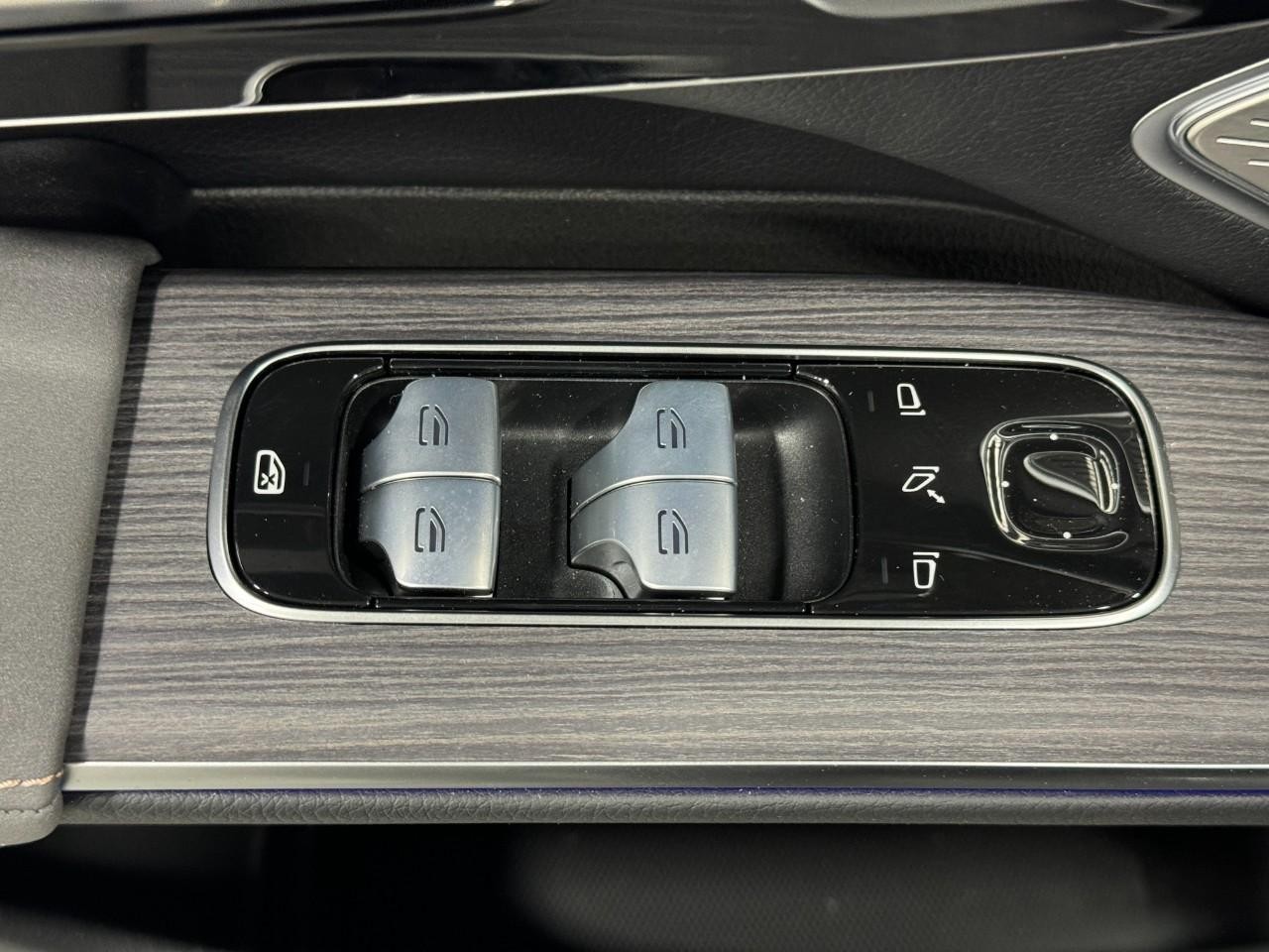 Mercedes-Benz EQS Vehicle Full-screen Gallery Image 25