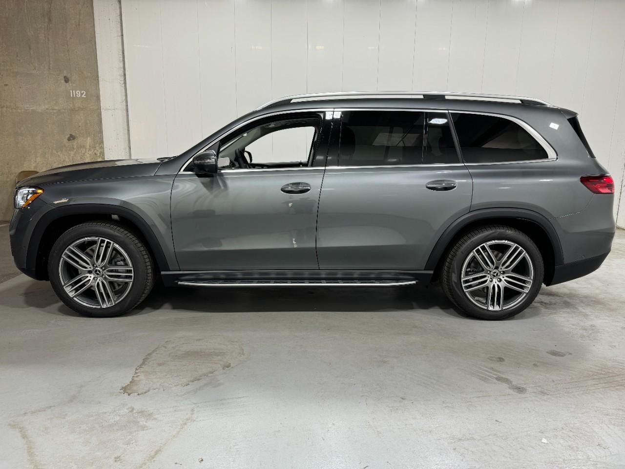 Mercedes-Benz GLS Vehicle Full-screen Gallery Image 2