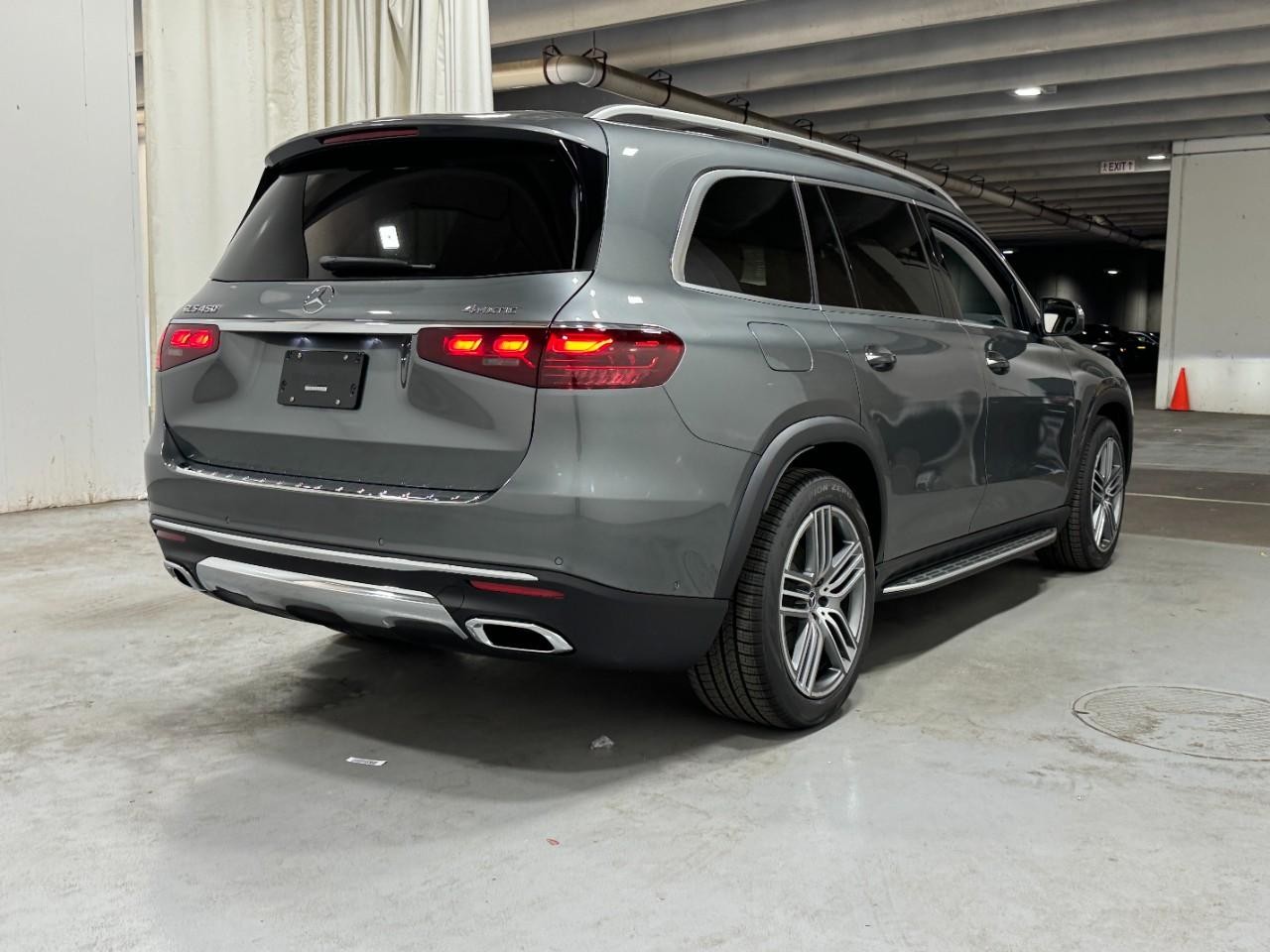 Mercedes-Benz GLS Vehicle Full-screen Gallery Image 4