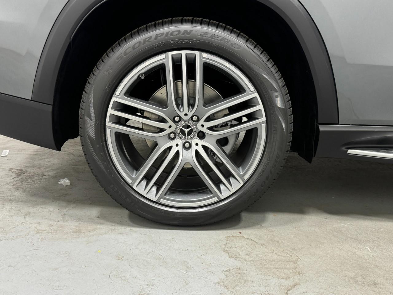 Mercedes-Benz GLS Vehicle Full-screen Gallery Image 5