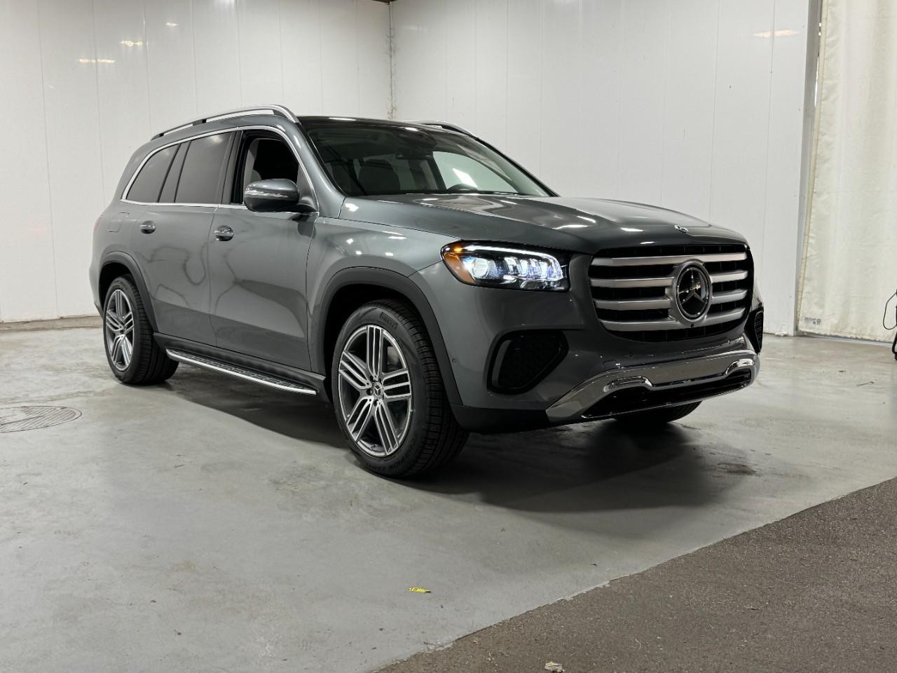 Mercedes-Benz GLS Vehicle Full-screen Gallery Image 6