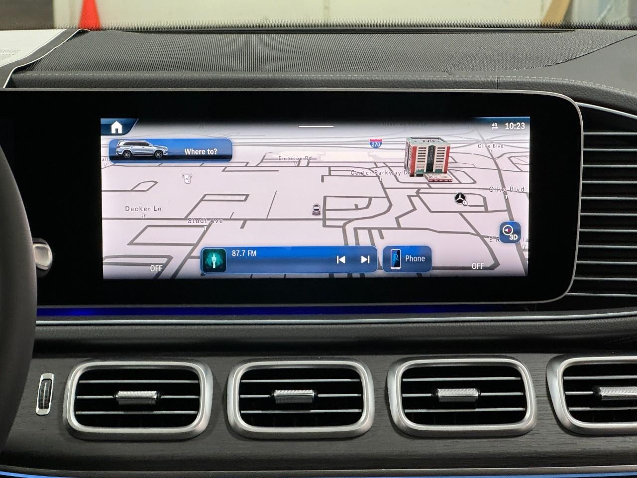 Mercedes-Benz GLS Vehicle Full-screen Gallery Image 17